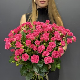 Букет из 15 розовых кустовых роз 50см