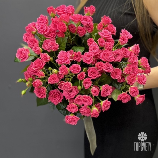 Букет из 15 розовых кустовых роз 50см