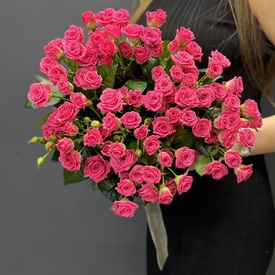 Букет из 15 розовых кустовых роз 50см
