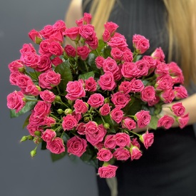 Букет из 15 розовых кустовых роз 50см