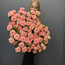 Букет из 25 кустовых пионовидных  роз 