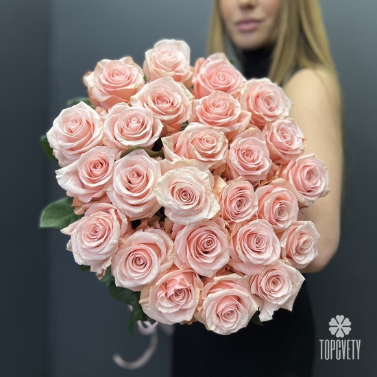 Букет из 25 розовых роз Би Свит 70см