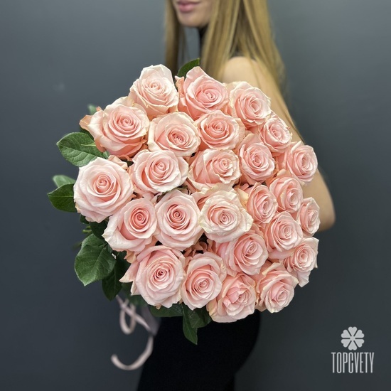 Букет из 25 розовых роз Би Свит 70см