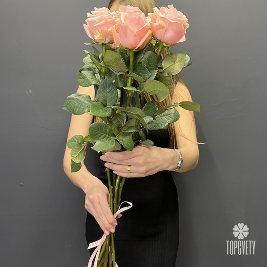 Букет из 5 розовых роз высоких