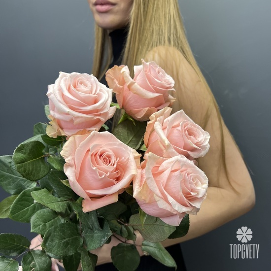 Букет из 5 розовых роз высоких
