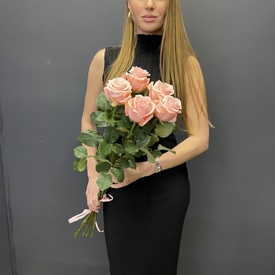 Букет из 5 розовых роз высоких