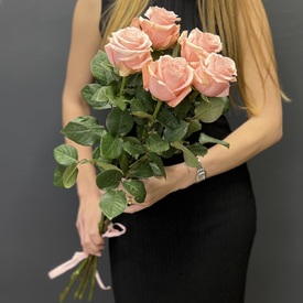 Букет из 5 розовых роз высоких