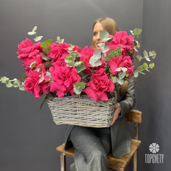 Букет из 15 розовых роз в корзине
