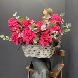 Букет из 15 розовых роз в корзине