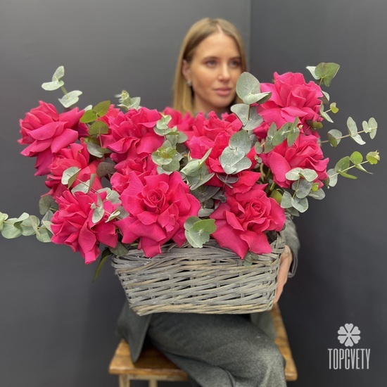 Букет из 15 розовых роз в корзине