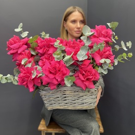 Букет из 15 розовых роз в корзине