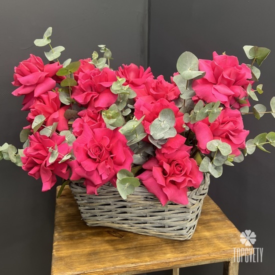 Букет из 15 розовых роз в корзине