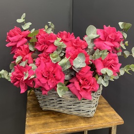 Букет из 15 розовых роз в корзине