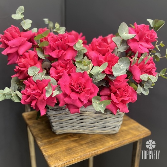 Букет из 15 розовых роз в корзине