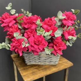 Букет из 15 розовых роз в корзине