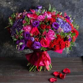 Букет из роз, пионов и гортензий Контраст