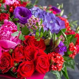 Букет из роз, пионов и гортензий Контраст