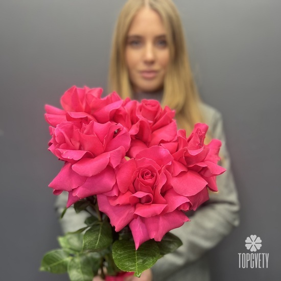 Букет из 5 розовых пышных роз