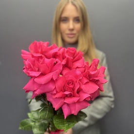 Букет из 5 розовых пышных роз