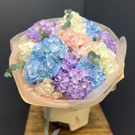 Букет из 11 разноцветных гортензий