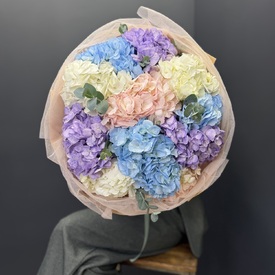 Букет из 11 разноцветных гортензий