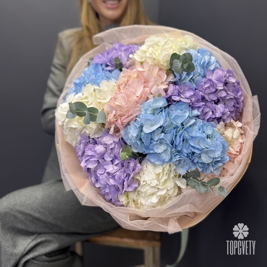 Букет из 11 разноцветных гортензий