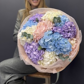 Букет из 11 разноцветных гортензий