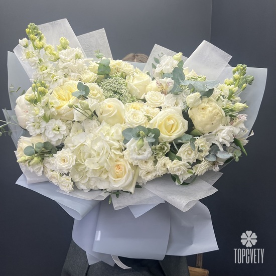 Букет  из гортензии роз и маттиолы Аэлита