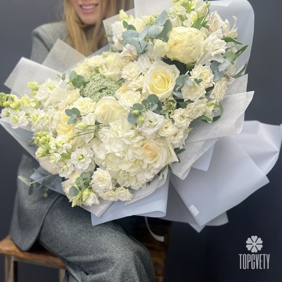 Букет  из гортензии роз и маттиолы Аэлита