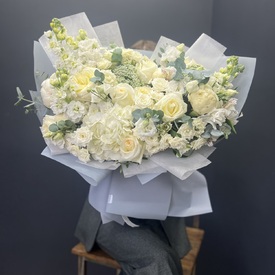 Букет  из гортензии роз и маттиолы Аэлита