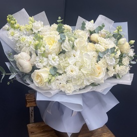 Букет  из гортензии роз и маттиолы Аэлита