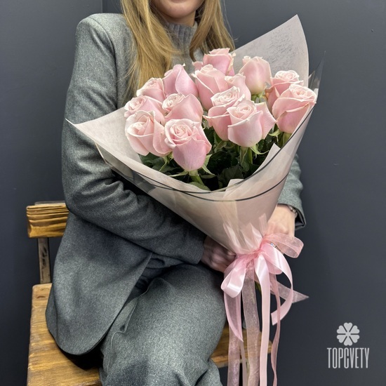 Букет из 15 розовых роз в упаковке 50см