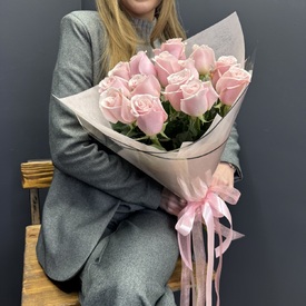 Букет из 15 розовых роз в упаковке 50см