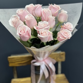 Букет из 15 розовых роз в упаковке 50см