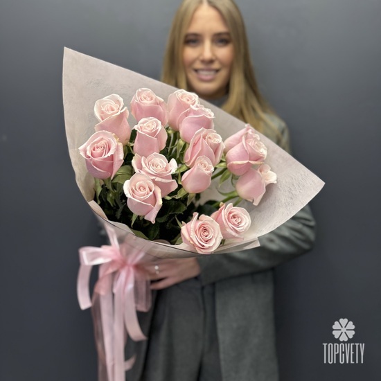 Букет из 15 розовых роз в упаковке 50см