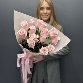 Букет из 15 розовых роз в упаковке 50см