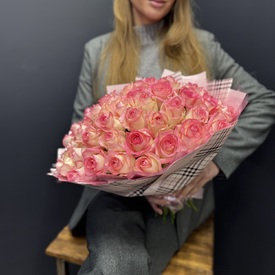 Букет из 51 розовой розы в упаковке 40см