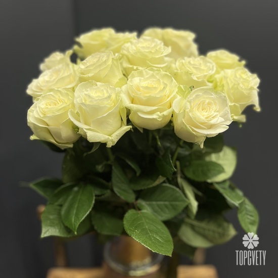 Букет из 15 белых роз Мондиаль 70см