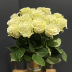 Букет из 15 белых роз Мондиаль 70см