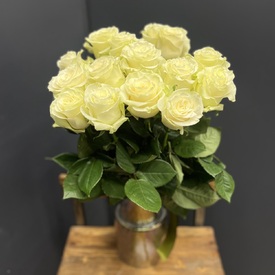 Букет из 15 белых роз Мондиаль 70см