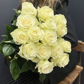 Букет из 15 белых роз Мондиаль 70см