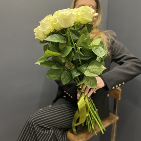 Букет из 15 белых роз Мондиаль 70см