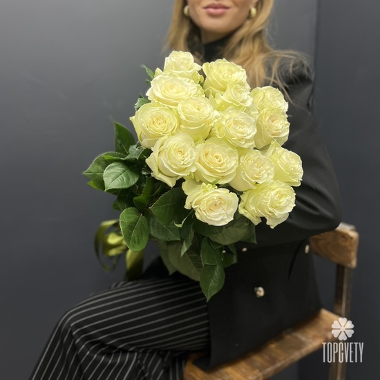 Букет из 15 белых роз Мондиаль 70см