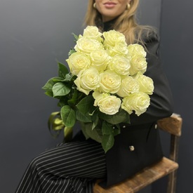 Букет из 15 белых роз Мондиаль 70см