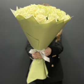 Букет из 51 белой розы Аваланж 60см