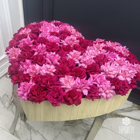 Композиция из 101 розовой розы в виде сердца