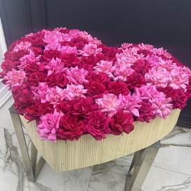 Композиция из 101 розовой розы в виде сердца