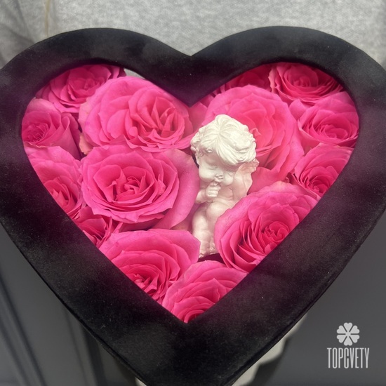 Композиция из 15 розовых роз в форме сердца