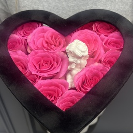 Композиция из 15 розовых роз в форме сердца