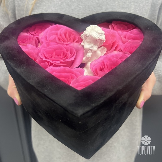 Композиция из 15 розовых роз в форме сердца